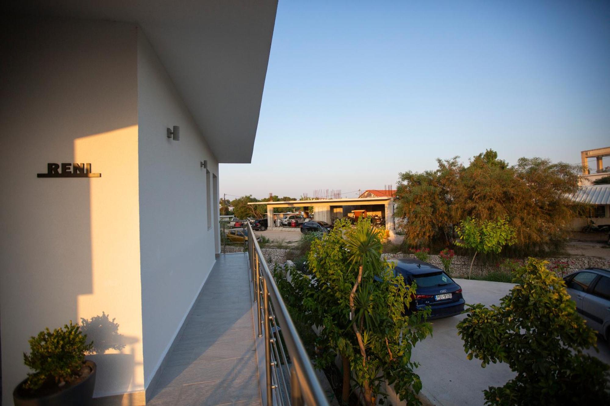 Reni Apartment *